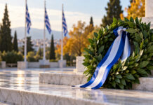Λυκόβρυση–Πεύκη: Έως 16 Οκτωβρίου οι δηλώσεις για κατάθεση στεφάνου Δάφνινο στεφάνι με γαλανόλευκη κορδέλα σε μαρμάρινο χώρο τελετών