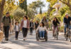 Λυκόβρυση–Πεύκη: Δράση για ασφαλή και προσβάσιμη μετακίνηση Πεζοί, ποδηλάτες και άτομο με αναπηρικό αμαξίδιο κινούνται μαζί σε ασφαλή αστικό δρόμο