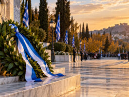 Μαρούσι: Το πρόγραμμα εορτασμού της 28ης Οκτωβρίου Στεφάνι δάφνης μπροστά σε μνημείο με γαλανόλευκες κορδέλες