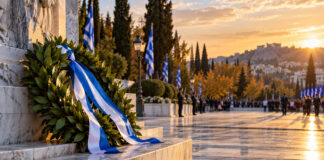 Μαρούσι: Το πρόγραμμα εορτασμού της 28ης Οκτωβρίου Στεφάνι δάφνης μπροστά σε μνημείο με γαλανόλευκες κορδέλες