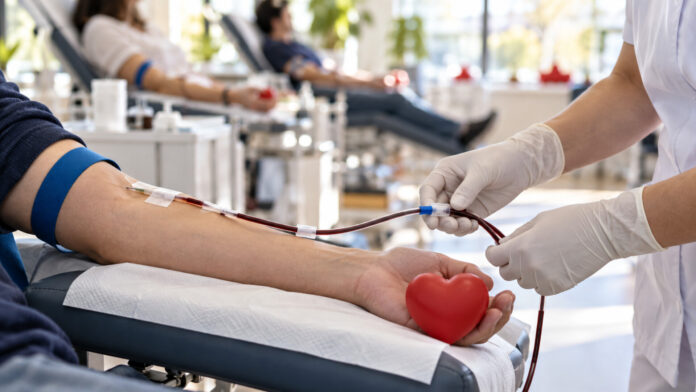 Εθελοντής αιμοδότης και επαγγελματίας υγείας σε οργανωμένη αιμοδοσία