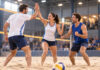 Μαρούσι: Τρίτη θέση στο εργασιακό τουρνουά beach volley Μικτή τριάδα αθλητών πανηγυρίζει σε κλειστό γήπεδο beach volley