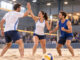 Μαρούσι: Τρίτη θέση στο εργασιακό τουρνουά beach volley Μικτή τριάδα αθλητών πανηγυρίζει σε κλειστό γήπεδο beach volley