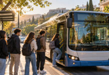 Μαρούσι: Στις 19 Οκτωβρίου ξεκινά το φοιτητικό λεωφορείο Φοιτητές με σακίδια επιβιβάζονται σε δημοτικό λεωφορείο σε πρωινή στάση