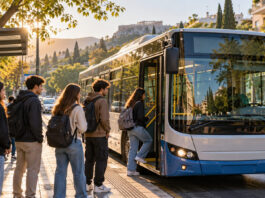 Μαρούσι: Στις 19 Οκτωβρίου ξεκινά το φοιτητικό λεωφορείο Φοιτητές με σακίδια επιβιβάζονται σε δημοτικό λεωφορείο σε πρωινή στάση