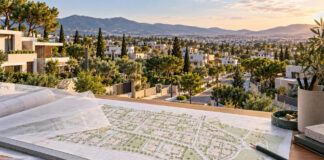 Μαρούσι: Προχωρά η ένταξη Καρπάθικων–Ηπειρώτικων στο σχέδιο πόλης Πολεοδομικό σχέδιο σε γραφείο με θέα σε οργανωμένη καταπράσινη αστική γειτονιά