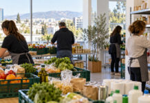 Μαρούσι: Καθημερινή προσφορά προϊόντων στο Κοινωνικό Παντοπωλείο Εθελοντές οργανώνουν προϊόντα σε έναν φωτεινό χώρο κοινωνικού παντοπωλείου