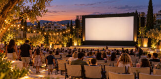 Μαρούσι: Τέσσερις δωρεάν ταινίες στις 9 και 10 Οκτωβρίου Υπαίθριος δημοτικός κινηματογράφος στο σούρουπο με φωτισμένη οθόνη και καθίσματα για το κοινό