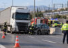 Μεταμόρφωση: Αποκαταστάθηκε η κυκλοφορία μετά το σοβαρό τροχαίο Σκηνή οδικής ασφάλειας με φορτηγό, ΙΧ και οχήματα έκτακτης ανάγκης κοντά σε σιδηροδρομική γραμμή