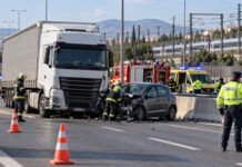 Μεταμόρφωση: Αποκαταστάθηκε η κυκλοφορία μετά το σοβαρό τροχαίο Σκηνή οδικής ασφάλειας με φορτηγό, ΙΧ και οχήματα έκτακτης ανάγκης κοντά σε σιδηροδρομική γραμμή