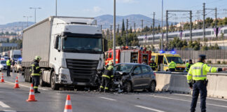 Μεταμόρφωση: Αποκαταστάθηκε η κυκλοφορία μετά το σοβαρό τροχαίο Σκηνή οδικής ασφάλειας με φορτηγό, ΙΧ και οχήματα έκτακτης ανάγκης κοντά σε σιδηροδρομική γραμμή