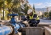 Μεταμόρφωση: Έκτακτη διακοπή νερού έως τις 18:00 Τεχνικός ύδρευσης ελέγχει αγωγό σε κατοικημένο δρόμο της Μεταμόρφωσης