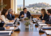 Μεταμόρφωση: Συνεδριάζει τη Δευτέρα η Δημοτική Επιτροπή Μέλη δημοτικής επιτροπής συζητούν γύρω από τραπέζι συνεδριάσεων