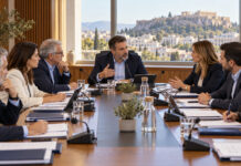 Μεταμόρφωση: Συνεδριάζει τη Δευτέρα η Δημοτική Επιτροπή Μέλη δημοτικής επιτροπής συζητούν γύρω από τραπέζι συνεδριάσεων
