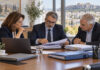 Μεταμόρφωση: Τρεις θέσεις στην Επιτροπή Ελέγχου του Δήμου Στελέχη δημόσιας διοίκησης εξετάζουν φάκελο ελέγχου σε αίθουσα συνεδριάσεων