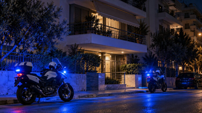 Αστυνομικές μοτοσικλέτες έξω από πολυκατοικία τη νύχτα