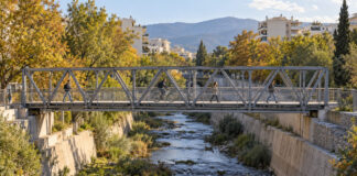 Νέα Φιλαδέλφεια: Εγκαινιάστηκε η πεζογέφυρα πάνω από τον Κηφισό Μεταλλική πεζογέφυρα πάνω από αστικό ποτάμι με πεζούς και ποδηλάτη