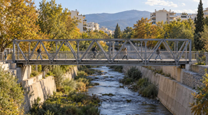 Νέα Φιλαδέλφεια: Εγκαινιάστηκε η πεζογέφυρα πάνω από τον Κηφισό Μεταλλική πεζογέφυρα πάνω από αστικό ποτάμι με πεζούς και ποδηλάτη