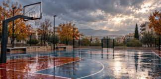 Νέα Ιωνία: Αναβλήθηκαν τα εγκαίνια του γηπέδου μπάσκετ Βρεγμένο ανοιχτό γήπεδο μπάσκετ σε αστική γειτονιά κάτω από συννεφιασμένο ουρανό