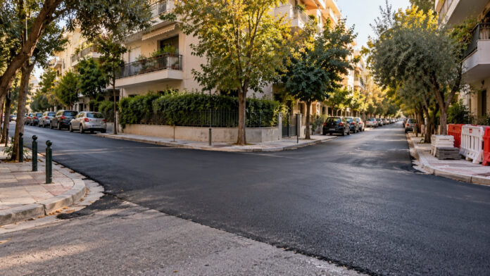 Αποκατεστημένο οδόστρωμα μετά από εργασίες δικτύου ηλεκτροδότησης σε αστική διασταύρωση της Νέας Ιωνίας