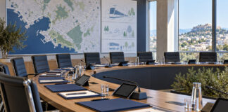 Νέα Ιωνία: 22 θέματα στη 47η Δημοτική Επιτροπή Αίθουσα δημοτικής επιτροπής με μικρόφωνα, φακέλους και χάρτες αστικής κινητικότητας