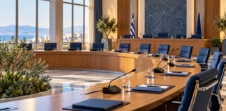 Νέα Ιωνία: Στο τραπέζι επιχορηγήσεις 10.000 ευρώ και δωρεές Αίθουσα δημοτικής επιτροπής με έδρανα, φακέλους και μικρόφωνα πριν από συνεδρίαση