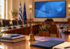 Νέα Ιωνία: Έκτακτη συνεδρίαση για την προσωνυμία του 3ου Γυμνασίου Αίθουσα δημοτικού συμβουλίου με μικρόφωνα, φακέλους και εξοπλισμό τηλεδιάσκεψης