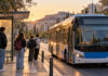 Νέα Ιωνία: Καθημερινό φοιτητικό λεωφορείο προς Ζωγράφου και Πανεπιστημίου Φοιτητές με σακίδια περιμένουν αστικό λεωφορείο νωρίς το πρωί