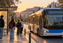 Νέα Ιωνία: Καθημερινό φοιτητικό λεωφορείο προς Ζωγράφου και Πανεπιστημίου Φοιτητές με σακίδια περιμένουν αστικό λεωφορείο νωρίς το πρωί