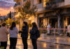 Νέα Ιωνία: Δέκα ημέρες δωρεάν στέγασης μετά την πυρκαγιά στην Κασταμονής Κοινωνικοί λειτουργοί συνομιλούν με κατοίκους έξω από πολυκατοικία με ζημιές στο ισόγειο
