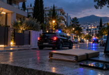 Νέα Ιωνία: Συνελήφθη 37χρονος που αναζητούνταν με βούλευμα και ένταλμα Αστικό περιβάλλον με διακριτικά φώτα οχήματος ασφαλείας και φάκελο έρευνας