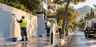 Νέο Ψυχικό: Σύλληψη μετά τους βανδαλισμούς στην 25ης Μαρτίου Συνεργείο καθαρίζει πεζοδρόμιο και αποκαθιστά τοίχο σε αστικό δρόμο