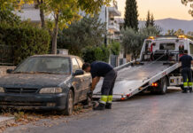 Παπάγου–Χολαργός: Δημοπρασία για τα εγκαταλελειμμένα οχήματα Συνεργείο προετοιμάζει την απομάκρυνση παλιού εγκαταλελειμμένου αυτοκινήτου από αστικό δρόμο