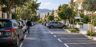 Παπάγου–Χολαργός: Στέγαση και έξυπνες πόλεις στο ευρωπαϊκό τραπέζι Οργανωμένες θέσεις στάθμευσης σε δενδροφυτεμένο αστικό δρόμο των βορείων προαστίων