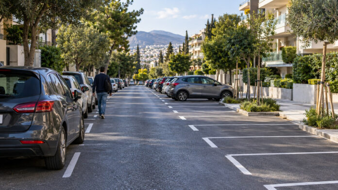 Οργανωμένες θέσεις στάθμευσης σε δενδροφυτεμένο αστικό δρόμο των βορείων προαστίων