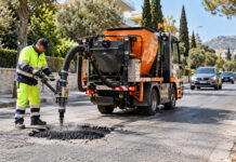 Παπάγου–Χολαργός: Πιλοτικό μηχάνημα κλείνει λακκούβες σε λίγα λεπτά Ειδικό όχημα οδοποιίας επισκευάζει λακκούβα σε αστικό δρόμο