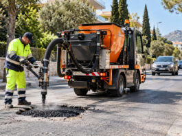 Παπάγου–Χολαργός: Πιλοτικό μηχάνημα κλείνει λακκούβες σε λίγα λεπτά Ειδικό όχημα οδοποιίας επισκευάζει λακκούβα σε αστικό δρόμο