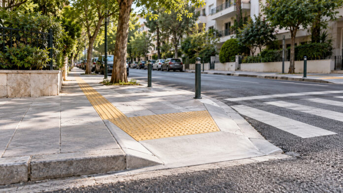 Νέα ράμπα πρόσβασης με οδηγό όδευσης τυφλών σε αστικό πεζοδρόμιο
