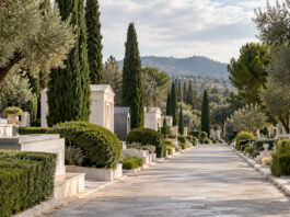Παπάγου–Χολαργός: Αμετάβλητα τα τέλη κοιμητηρίων το 2027 Διαμορφωμένος διάδρομος δημοτικού κοιμητηρίου με κυπαρίσσια και περιποιημένο πράσινο