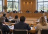 Παπάγου–Χολαργός: 12 θέματα στο Δημοτικό Συμβούλιο της 20ής Οκτωβρίου Σύγχρονη αίθουσα δημοτικού συμβουλίου με αιρετούς γύρω από ξύλινα έδρανα