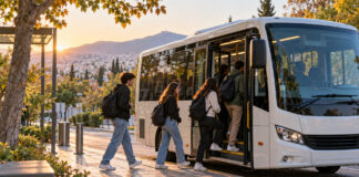 Πεντέλη: Δωρεάν φοιτητικό δρομολόγιο με 11 στάσεις προς Ζωγράφου Φοιτητές επιβιβάζονται σε δημοτικό λεωφορείο για τη μετακίνησή τους προς τις πανεπιστημιουπόλεις