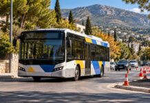 Πεντέλη: Αλλάζουν οι γραμμές 446, 460 και 461 την Κυριακή Αστικό λεωφορείο κινείται σε δενδροφυτεμένο δρόμο της Πεντέλης