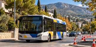 Πεντέλη: Αλλάζουν οι γραμμές 446, 460 και 461 την Κυριακή Αστικό λεωφορείο κινείται σε δενδροφυτεμένο δρόμο της Πεντέλης