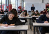 Πυροσβεστική Ακαδημία: Στις 16 Οκτωβρίου οι κατατακτήριες εξετάσεις στην Κηφισιά Υποψήφιοι συμμετέχουν σε γραπτές εξετάσεις σε αίθουσα ακαδημίας υπηρεσιών έκτακτης ανάγκης