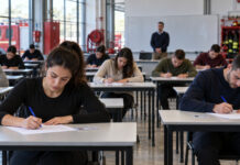 Πυροσβεστική Ακαδημία: Στις 16 Οκτωβρίου οι κατατακτήριες εξετάσεις στην Κηφισιά Υποψήφιοι συμμετέχουν σε γραπτές εξετάσεις σε αίθουσα ακαδημίας υπηρεσιών έκτακτης ανάγκης
