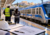 ΣΤΑΣΥ: Προσωρινοί πίνακες για μηχανικούς και εκδότες εισιτηρίων Συρμός μετρό σε σταθμό με τεχνικούς και εξοπλισμό εργασίας
