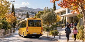 Βόρειος Τομέας: Διαπραγμάτευση για 10 σχολικά δρομολόγια Μικρό σχολικό λεωφορείο κινείται σε δενδροφυτεμένο δρόμο των βορείων προαστίων