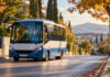 Βόρειος Τομέας: Διαπραγμάτευση για έξι σχολικά δρομολόγια Μικρό σχολικό λεωφορείο σε δρόμο των βορείων προαστίων κατά την πρωινή μεταφορά μαθητών