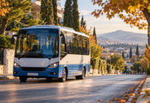 Βόρειος Τομέας: Διαπραγμάτευση για έξι σχολικά δρομολόγια Μικρό σχολικό λεωφορείο σε δρόμο των βορείων προαστίων κατά την πρωινή μεταφορά μαθητών