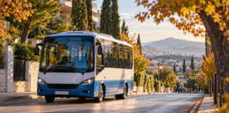 Βόρειος Τομέας: Διαπραγμάτευση για έξι σχολικά δρομολόγια Μικρό σχολικό λεωφορείο σε δρόμο των βορείων προαστίων κατά την πρωινή μεταφορά μαθητών